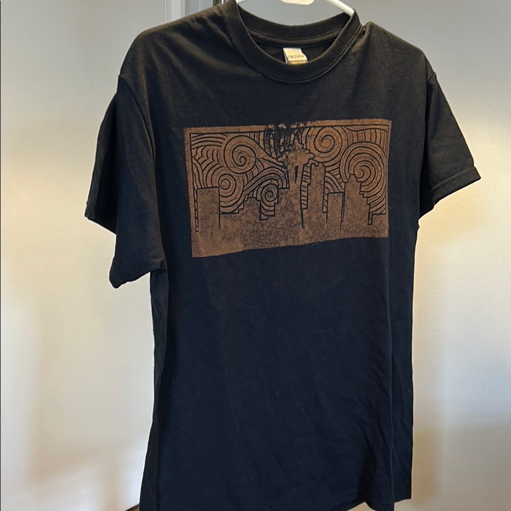 Gildan Black and Brown Short Sleeve Tee